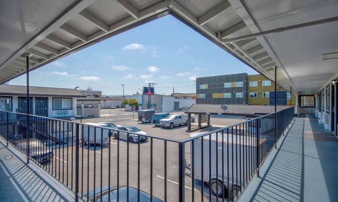 Downtown Hotel | Pet-Friendly Studio 6 Eureka: Comfort in Old Town
