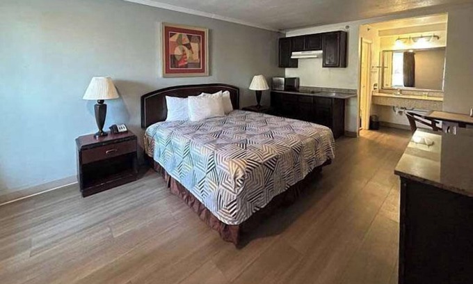 West Meadowbrook Hotel | Convenient Studio 6 Fort Worth, TX – Downtown East Getaway