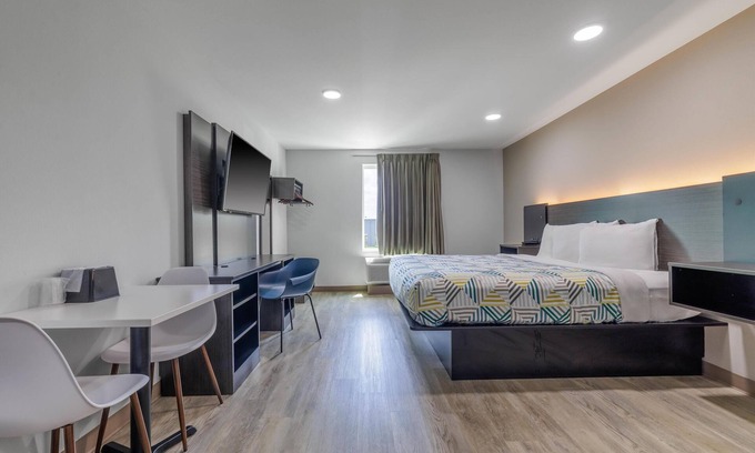 Gonzales Hotel | Comfortable Studio 6 Gonzales with Kitchen & Pet-Friendly Options