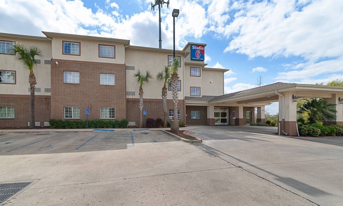 Lafayette Hotel | Budget-Friendly Studio 6 Lafayette with Pool & Breakfast