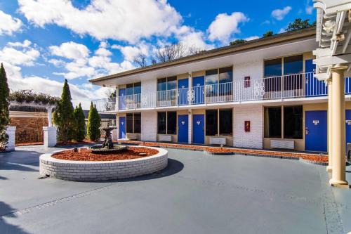 LaGrange Hotel | Pet-Friendly Studio 6 LaGrange with Pool & Family Amenities