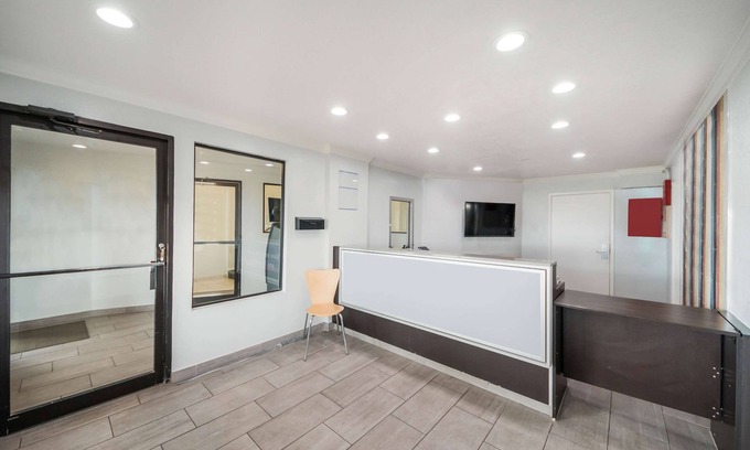 Bonanza Hotel | Convenient Stay at Studio 6 Laredo, TX - North I-35