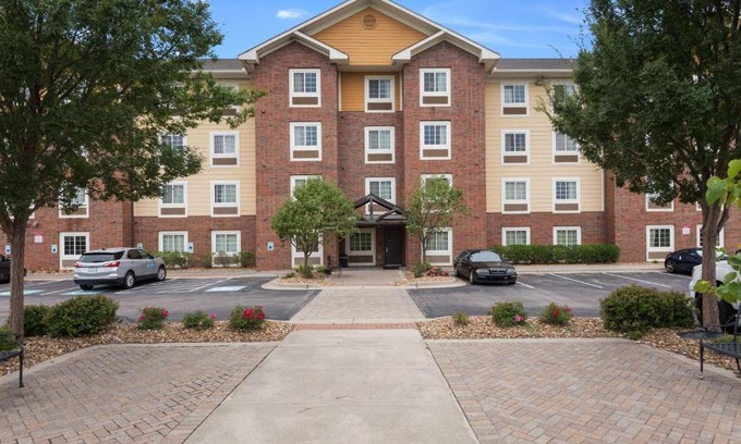 Lenexa Hotel | Pet-Friendly Retreat at Studio 6 Lenexa - Overland Park