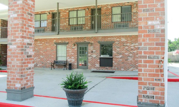 Luling Hotel | Pet-Friendly Studio 6 in Luling, LA with Pool Access