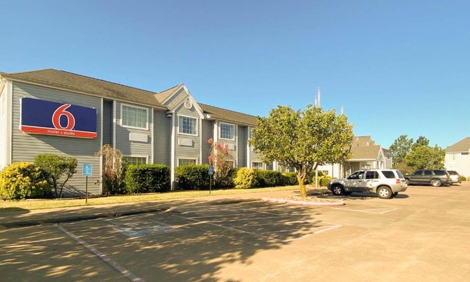 McAlester Hotel | Budget-Friendly Studio 6 McAlester OK with Pool & Pets