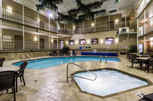 Minot Hotel | Convenient Studio 6 - Pet Friendly with Pool in Minot, ND