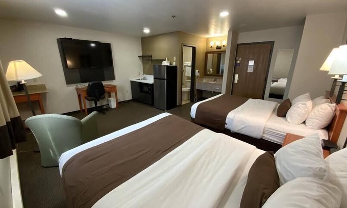 Minot Hotel | Inviting Studio 6 Minot, ND with Pool & Spa Amenities