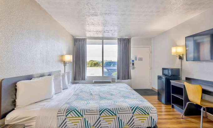 Mount Jackson Hotel | Comfortable Studio 6 Mount Jackson near Shenandoah Adventures