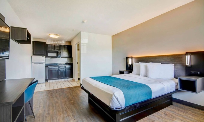 Ocean Springs Hotel | Cozy Studio 6 in Ocean Springs, MS with Kitchen & Breakfast
