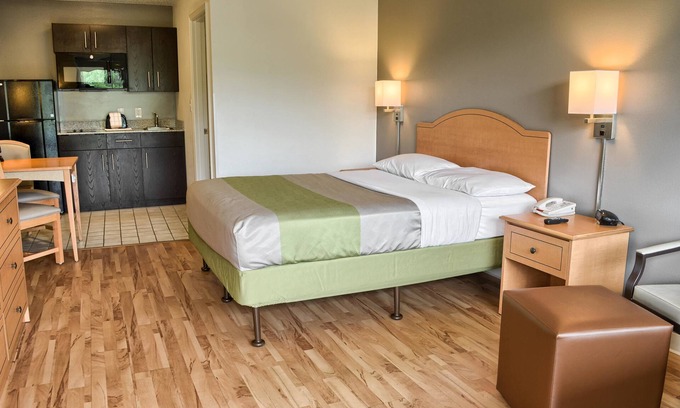 Kreole Hotel | Comfortable Studio 6 Pascagoula with Pool and Breakfast