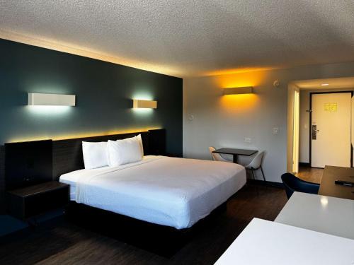 Harbor Hotel | Pet-Friendly Studio 6 Carson: Rated 8.8 with Pool Access