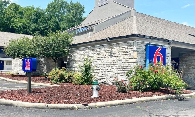 Dayton Hotel | Pet-Friendly Suites in Englewood, Dayton OH for Families