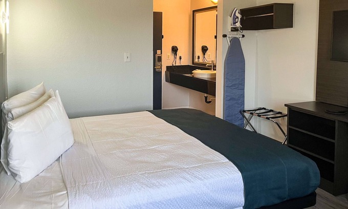 Delano Hotel | Relaxing Studio 6 Suites in Delano, CA with Great Amenities