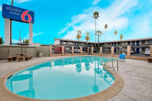 Carousel Hotel | Inviting Studio 6 Suites in San Bernardino & Redlands