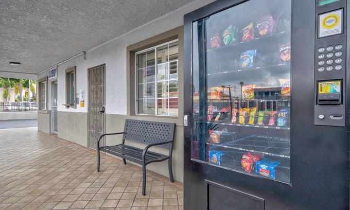 Carousel Hotel | Cozy Studio 6 Suites with Pool & Kitchen in San Bernardino