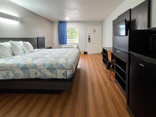 Sulphur Hotel | Studio 6 Sulphur LA