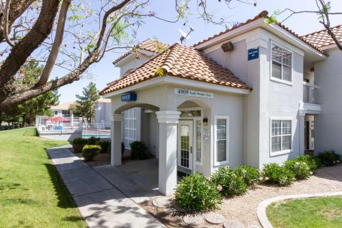 Tempe Hotel | Budget-Friendly Studio 6 in Tempe, AZ with Pool Access