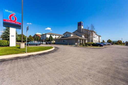 Gateway Hotel | Comfortable Studio 6 Toronto - Mississauga with Kitchenettes