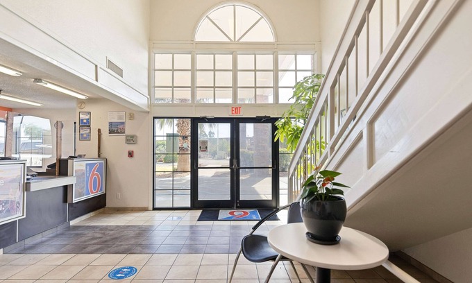 Tucson Hotel | Budget-Friendly Studio 6 Tucson with Pool and Spa Amenities