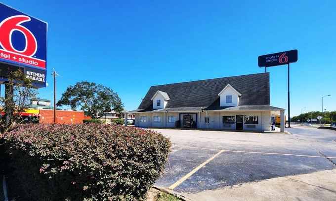 Webster Hotel | Discover Studio 6 Webster TX Near NASA with Pool & Pets