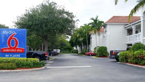West Palm Beach Hotel | Pet-Friendly Retreat at Studio 6 in West Palm Beach