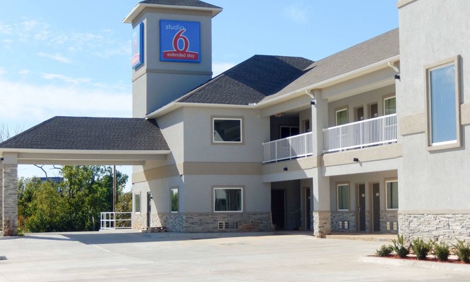 Yukon Hotel | Comfortable Studio 6 Yukon, OK: Breakfast & Kitchen Awaits