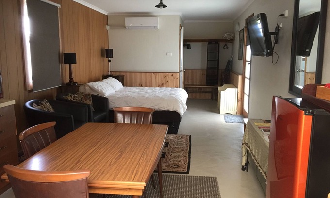 Mount Gambier Apartment | Discover Studio 8 B & B - Prime Location with Breakfast