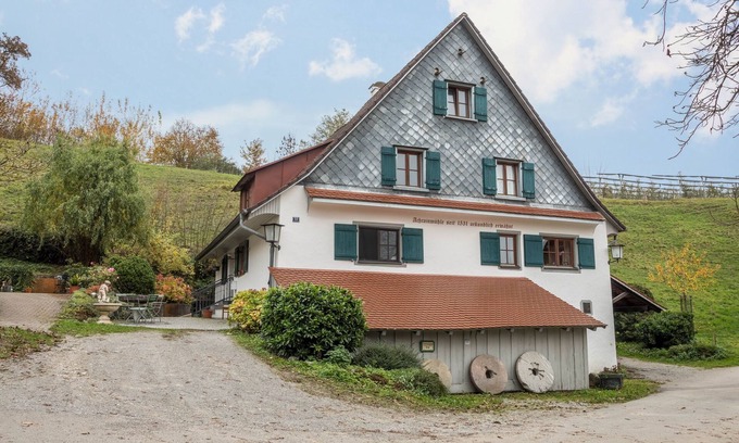 Lindau Apartment | Charming Achraintal 4 Apartment with Ocean Views & Wi-Fi