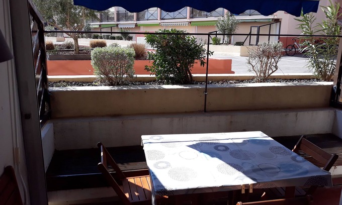 Le Grau-Du-Roi Apartment | Relax in an Air-Conditioned Cabin with Pool at Grau du Roi