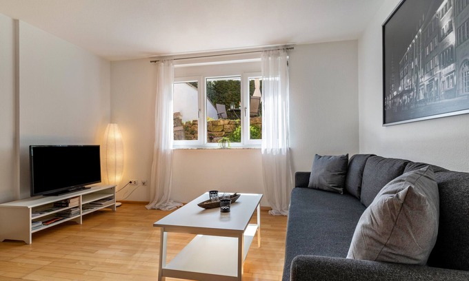 Lehen Apartment | Cozy Studio Apartment with Shared Garden and Ocean Views