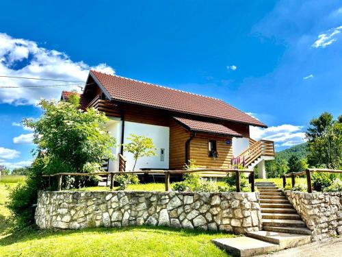 Smoljanac House | Discover Studio Apartmani Patricia: 4-Star Family Retreat