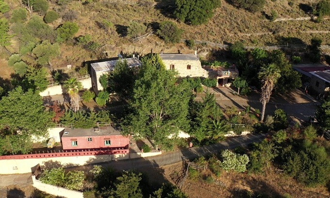 Kato Simi Apartment | Cozy Studio Apartment 'Akros Oreon Lapatho' with Mountain Views