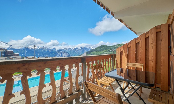 Jeux Apartment | Elegant Studio Apartment 'Alpe D'huez' with Mountain Views