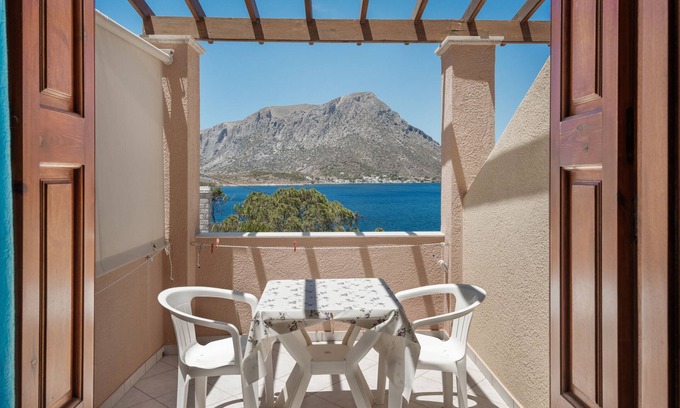 Kamari Apartment | Cozy Studio Apartment 'Amphitrite' with Ocean View & Wi-Fi
