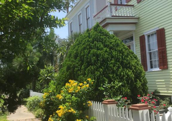 Galveston Villa | Cozy Studio Apartment at Historical House - 8.4/10 Rated