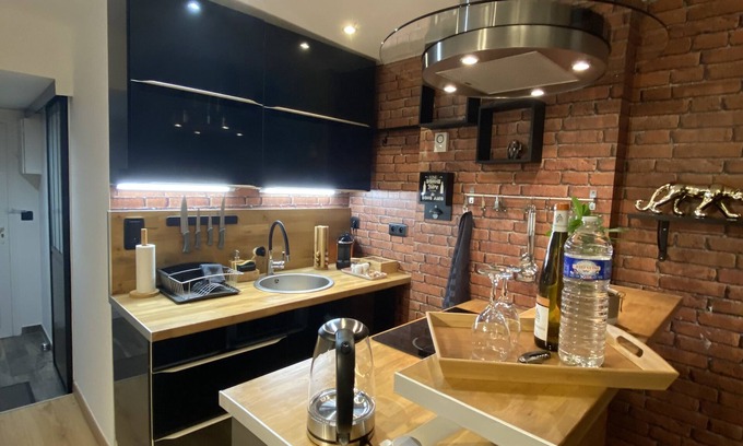 Gonesse Apartment | Cozy Studio Apartment 'Escale' with Wi-Fi and Spa Access