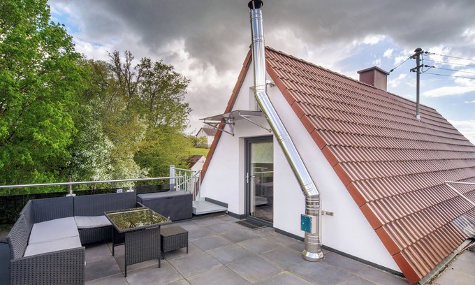 Guenzburg Apartment | Cozy Studio Apartment 'Ferienwohnung Erhardt' with Ocean Views