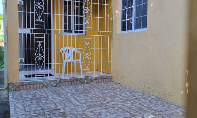 Ziadie Gardens House | Cozy Studio Apartment with Ocean View in Kingston