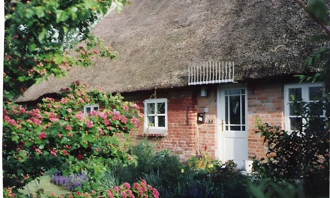 Struckum Apartment | Studio Apartment 'Friesenhaus Anke' with Shared Garden and Wi-Fi