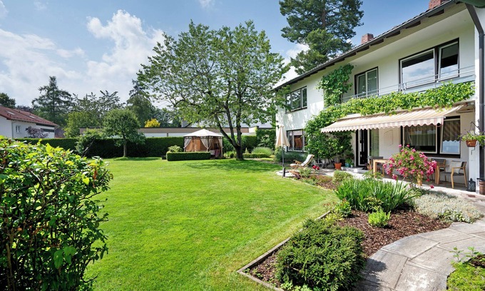 Munchen District Apartment | Studio Apartment 'Großes Apartment Mit Gartennutzung' with Shared Terrace and Wi-Fi