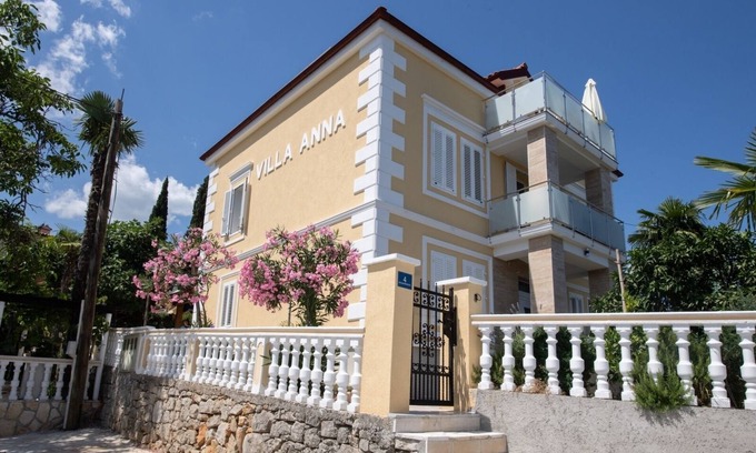 Ika Apartment | Cozy Studio Apartment in Ika with Oceanfront Views