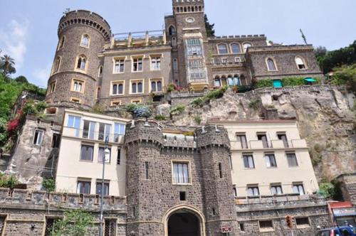 Vittorio Emanuele Apartment | Neapolitan Castle Studio Apartment: Family-Friendly Escape
