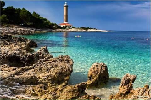 Veli Rat Apartment | Scenic Veli Rat Studio with Sea View and Amenities