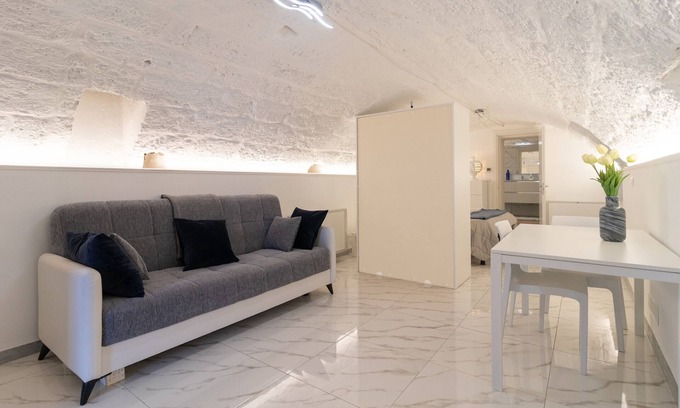 Mola di Bari Apartment | Oceanfront Studio Apartment 'La Porta Sul Mare- Timone'