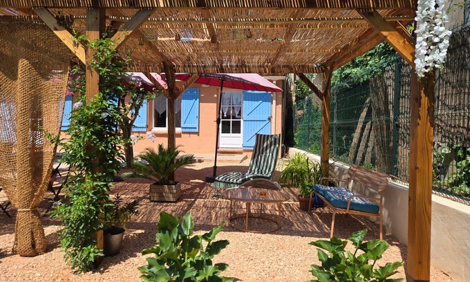 Carces Apartment | Cozy Studio Apartment 'La Cascade De Carces' with Terrace