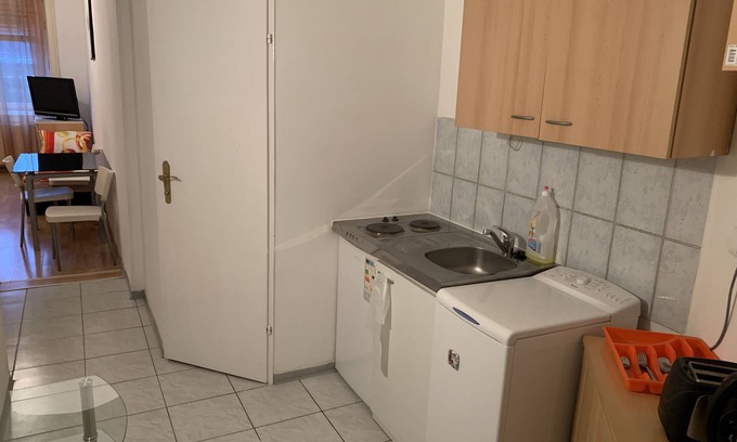 Neulerchenfeld Apartment | Convenient Studio Apartment Near Subway with Breakfast Included