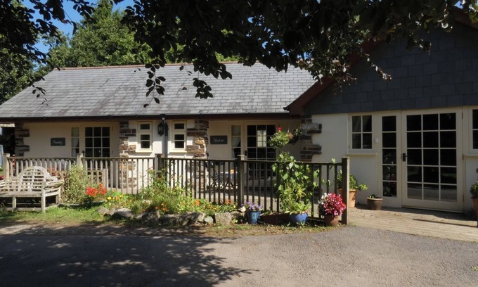 Looe Apartment | Tranquil Studio Apartment with Pet-Friendly Amenities