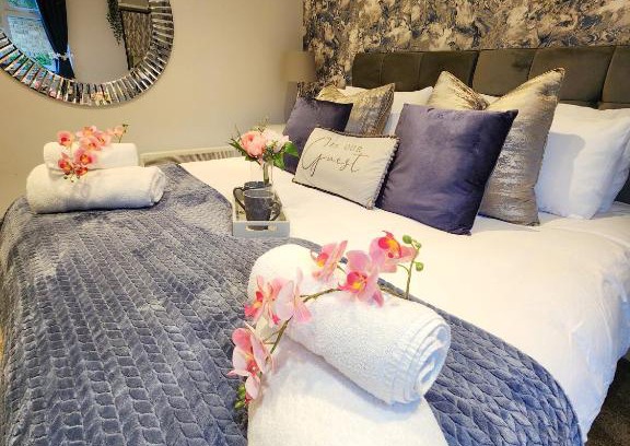 Colnbrook Apartment | Discover The Den Colnbrook: Family-Friendly Retreat with Hot Tub