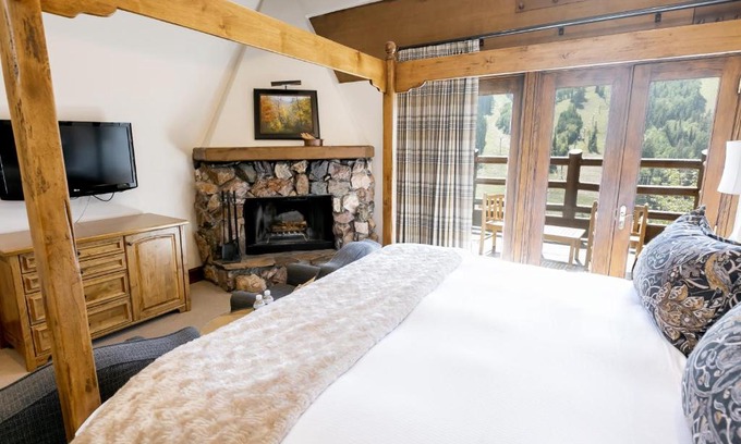 Deer Valley Hotel | Modern Studio Apartment with Hot Tub & Family Friendly Amenities