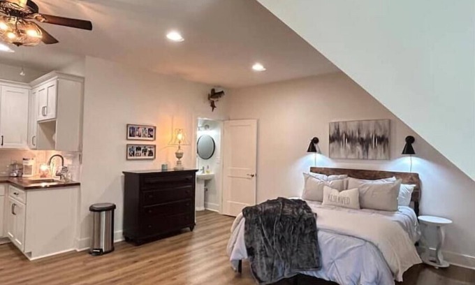 Groveoak Apartment | Ideal Studio Apartment with Office Space at Lake Guntersville